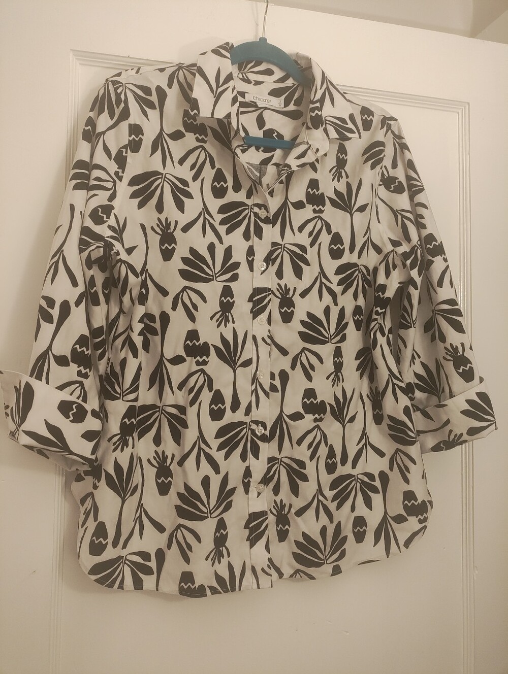 Chico’s Size 2- 12/14 Black White Botanical Print Stretch Cotton Button Down.